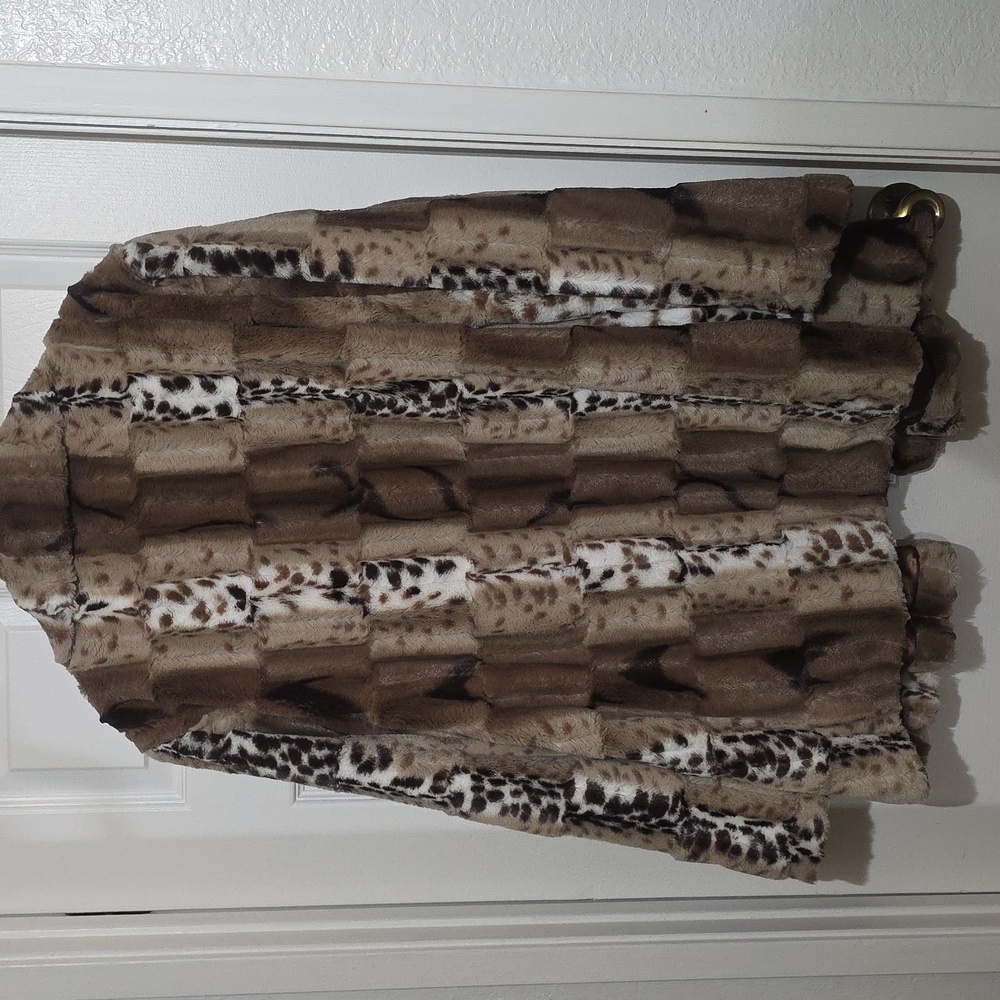 Dennis Basso Luxurious Brown and Cream Teddy Jacket - Picture 7 of 7